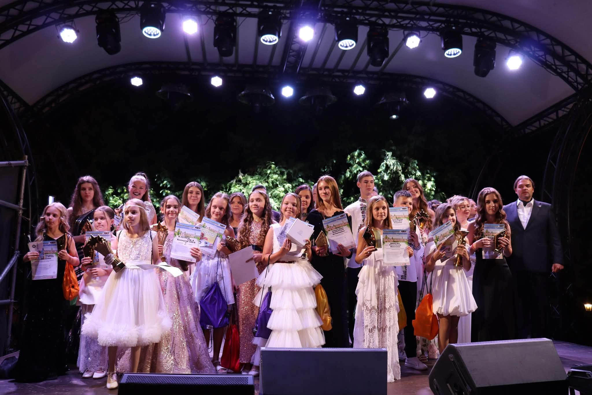 Світлина з галереї вокальних конкурсів Seniv Studio